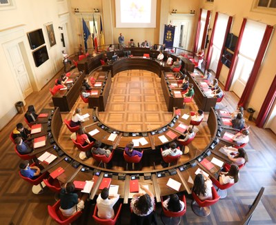 Gli studenti nella sala del Consiglio Comunale di Modena