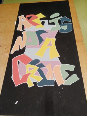 I giovani impegnati nel laboratorio di street art del Momo