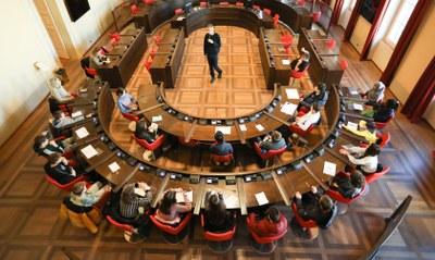 Il presidente del Consiglio comunale Fabio Poggi dialoga con alcuni studenti Il presidente del Consiglio comunale Fabio Poggi dialoga con alcuni studenti