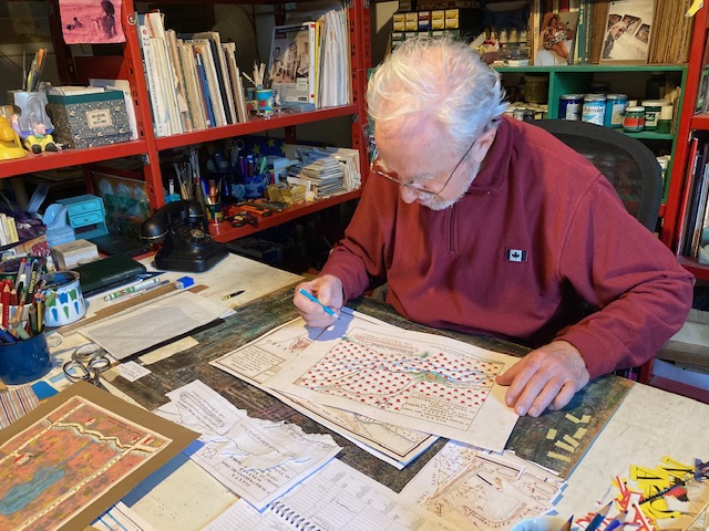 L'artista Gianni Valbonesi ritratto in studio