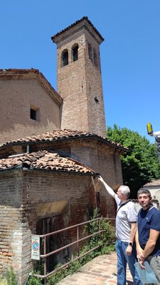I tecnici indicano la finestra da cui si accede al sottotetto dove sono stati trovati affreschi del Trecento