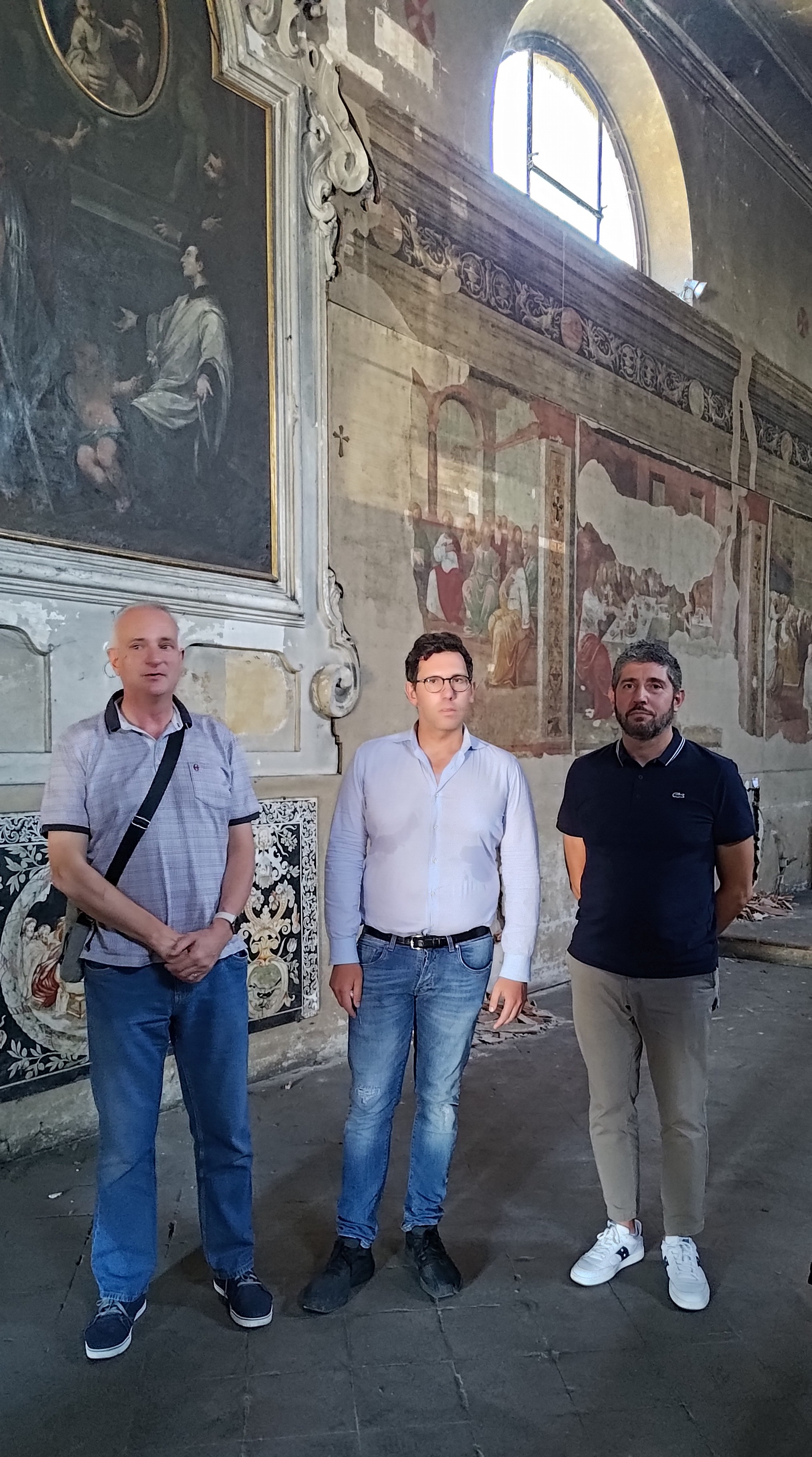 L'assessore Bosi insieme a tecnici comunali durante un sopralluogo alla chiesa di San Lazzaro