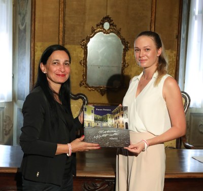 L’assessora Lucà Morandi dona all’attivista una copia del volume “Modena. Effetto notte” L’assessora Lucà Morandi dona all’attivista una copia del volume “Modena. Effetto notte”