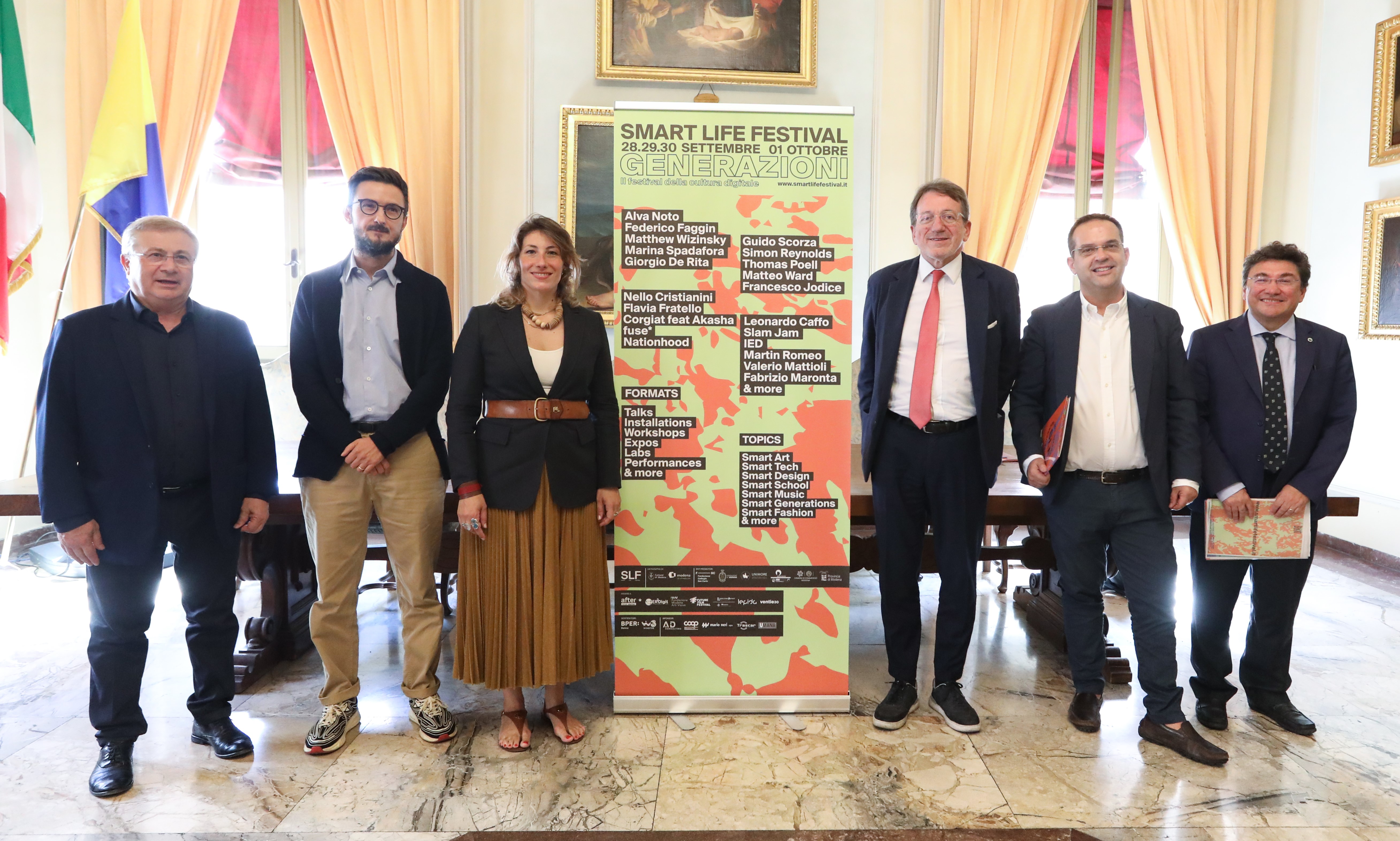 La presentazione di Smart Life festival 2023. Da sinistra: Valerio Zanni (componente del consiglio di amministrazione di Fondazione Modena), Gabriele Pollastri (Fondazione Collegio San Carlo), Ludovica Carla Ferrari (assessora alla Smart city), Gian Carlo Muzzarelli (sindaco di Modena), Giuliano Albarani (presidente della Fondazione Collegio San Carlo) e Gianluca Marchi (prorettore Unimore e vice-presidente della Fondazione Democenter-Sipe)