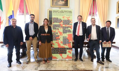 La presentazione di Smart Life festival 2023. Da sinistra: Valerio Zanni (componente del consiglio di amministrazione di Fondazione Modena), Gabriele Pollastri (Fondazione Collegio San Carlo), Ludovica Carla Ferrari (assessora alla Smart city), Gian Carlo Muzzarelli (sindaco di Modena), Giuliano Albarani (presidente della Fondazione Collegio San Carlo) e Gianluca Marchi (prorettore Unimore e vice-presidente della Fondazione Democenter-Sipe)